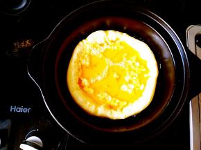 浅煲中倒油，把鸡蛋倒进去，我竟然有了一个以为的收获，这浅煲不光是干烧不裂，而且还不沾腻。