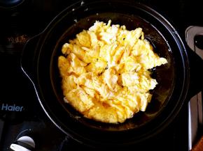 鸡蛋炒熟盛出备用