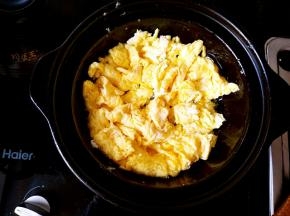 鸡蛋炒熟盛出备用