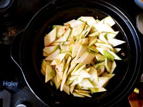 把西葫芦片倒进锅中翻炒