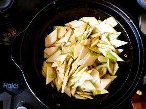 把西葫芦片倒进锅中翻炒