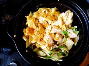 西葫芦片炒软之后把前面炒好的鸡蛋倒进锅中，加入少许的盐和味精。稍稍翻炒均匀即可出锅装盘了。