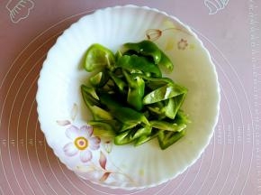 青尖椒切成滚刀块