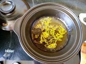 浅煲中倒油，放入葱花和花椒粉爆香。