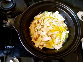 添水，凉水就行，没事儿，这锅是耐急冷急热的800度干烧不裂的砂锅。