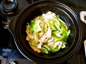 打开盖子把青椒块倒进去炒，放盐和味精，再用水淀粉薄薄的勾上点芡。