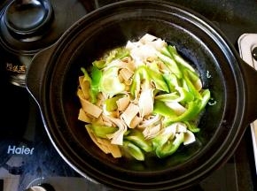 打开盖子把青椒块倒进去炒，放盐和味精，再用水淀粉薄薄的勾上点芡。