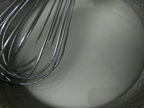 把玉米油，清水，细砂糖倒在一起，用蛋抽搅拌均匀，一开始是水油分离的状态，继续搅拌，使液体变得得粘稠，到达充分乳化的状态。这里可以使用40度左右的温水，会加速乳化效果