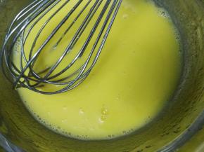 蛋黄与蛋清分装在两个干净无水的碗里，蛋清放冰箱冷冻10分钟，蛋黄加入上述的混合液中