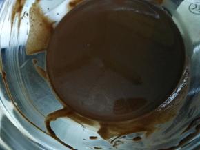 可可粉加入开水，拌匀，盖上保鲜膜冷却备用