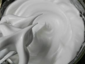 蛋白分次加糖打发至小尖角状态 蛋清大概冷冻了十分钟左右，手摸一下打蛋盆还会感觉冰冰的 这个状态打发出的蛋白霜会是非常稳定细腻的，低速把蛋清打散加入第一次糖粉 继续开高速打发 至提起打蛋头能带出较为粗糙的蛋白霜加入第二次糖粉 继续开中速打发， 加完第三次细砂糖之后，速度要调整为中低速 开始整理大气泡，慢慢抬起打蛋头，可以拉出小弯勾即可