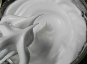 蛋白分次加糖打发至小尖角状态 蛋清大概冷冻了十分钟左右，手摸一下打蛋盆还会感觉冰冰的 这个状态打发出的蛋白霜会是非常稳定细腻的，低速把蛋清打散加入第一次糖粉 继续开高速打发 至提起打蛋头能带出较为粗糙的蛋白霜加入第二次糖粉 继续开中速打发， 加完第三次细砂糖之后，速度要调整为中低速 开始整理大气泡，慢慢抬起打蛋头，可以拉出小弯勾即可