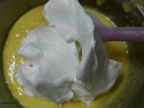 取三分之一的蛋白霜加入进去，用抹刀切拌翻拌混合