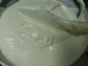 拌好的蛋糕糊倒回蛋白霜盆里，继续用切拌和翻拌的手法拌匀