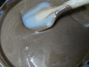 再倒回蛋糕糊里，用抹刀翻拌和切拌的手法快速拌匀 整理下抹刀上带的蛋糕糊，刮到盆里，拌匀