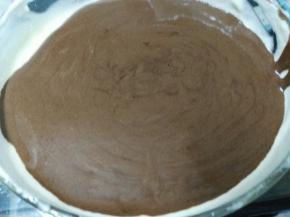 取一勺蛋糕糊倒入可可液里，这个部分就是为了混合可可液的，不用担心消泡的问题，快速拌匀就好。