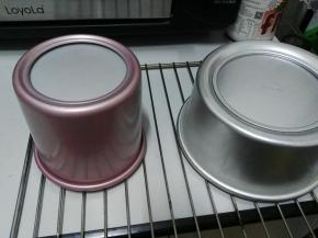 出炉后轻震几下模具，倒扣放凉