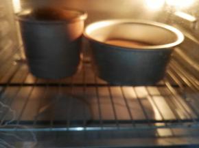 拌好的可可蛋糕糊倒入戚风模具里，轻震模具，去除大气泡， 放入提前预热好的烤箱，150度烘烤50分钟