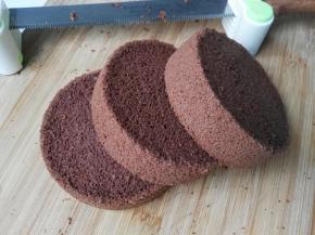 放凉后把可可戚风蛋糕分成三片