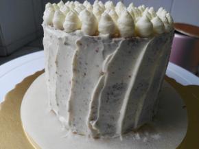 不会抹面的可以用勺子背面将蛋糕抹成树桩形状，上面挤几朵小花也不错哦