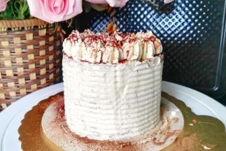 也可以用锯齿刮板将蛋糕侧面装饰成如图形状，上面挤些小花，撒上可可粉做装饰，很美吧，哈哈哈。。。。。。