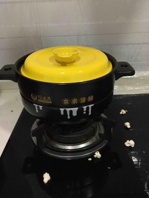 盖上锅盖，期间要晃动下锅，当听到爆米花哔哩吧啦的声响比较连续爆破时，可将火关掉焖炸。听到没有爆破声音的时候再打开锅盖哦！并将爆米花倒出备用。