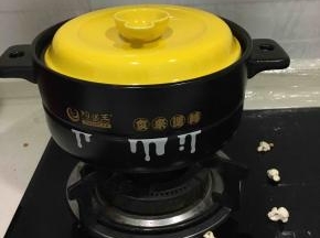 盖上锅盖，期间要晃动下锅，当听到爆米花哔哩吧啦的声响比较连续爆破时，可将火关掉焖炸。听到没有爆破声音的时候再打开锅盖哦！并将爆米花倒出备用。