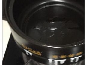 中火将锅烧热加入玉米油