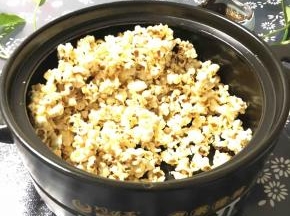 将爆米花倒入焦糖砂锅里，搅拌均匀，尽量让每个爆米花都裹上焦糖。