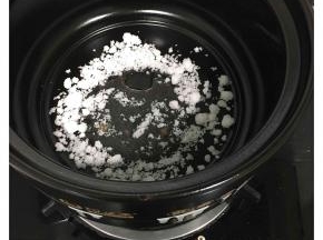 锅中倒入白糖和食盐，晃动锅子，让白糖和食盐均匀铺在锅底。开小火加热，在糖焦化前不要搅动，等糖融化变成浅棕色开始关火，然后加入溶化的黄油，搅拌均匀，由于时间关系来不及拍照，所以脑补一下啊！