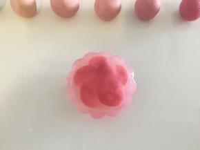 取一小部分深色樱桃桃山皮做好整个花型