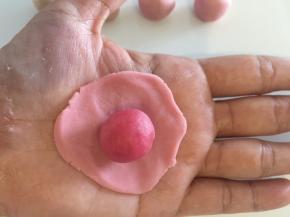 开始做渐变内陷，将最深的樱桃放在第二深的桃山皮上，包好