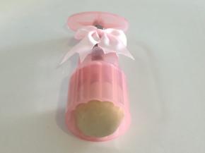 将做好的月饼胚放入月饼模内