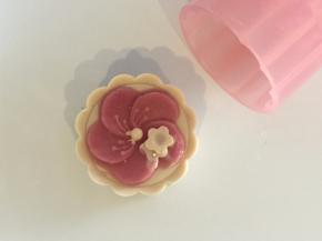 轻轻按压后，慢慢推出月饼模