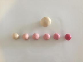 牛奶桃山皮加少许樱桃粉（如果感觉干可适量加点色拉油），调成5种渐变的内陷