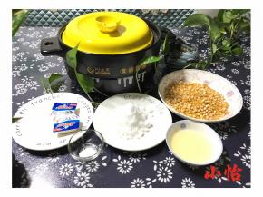 将所需食材及锅具准备好！为了干净卫生玉米粒我事先用水淘了一下，玉米粒水淘之后一定要用干部擦干水分。
