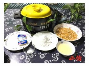 将所需食材及锅具准备好！为了干净卫生玉米粒我事先用水淘了一下，玉米粒水淘之后一定要用干部擦干水分。