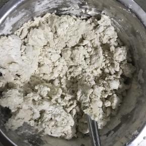 1.莜面装入盆中，倒入适量开水，边倒边搅拌至絮状