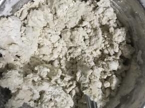 1.莜面装入盆中，倒入适量开水，边倒边搅拌至絮状