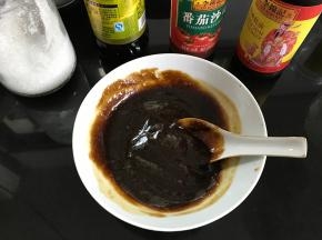 先把酱汁调好。(蚝油2勺，番茄酱2勺，甜面酱1勺)