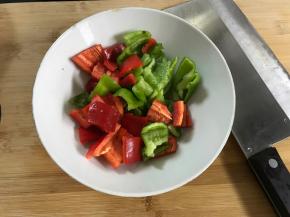 青红椒切块。