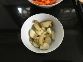 大蒜和老姜准备好。