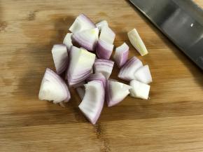 洋葱也切成大块。
