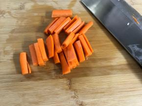 胡萝卜切成条状。