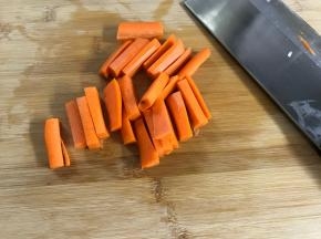 胡萝卜切成条状。