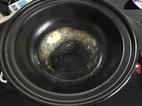 锅中放入黄油融化。