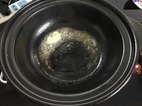 锅中放入黄油融化。