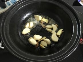 放入大蒜和老姜爆香。