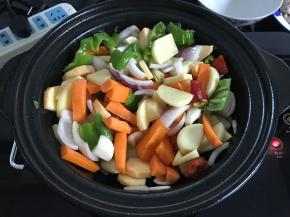 再把土豆和红薯、胡萝卜放入翻炒下。