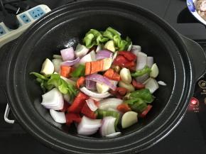 先放入洋葱和青红椒翻炒。